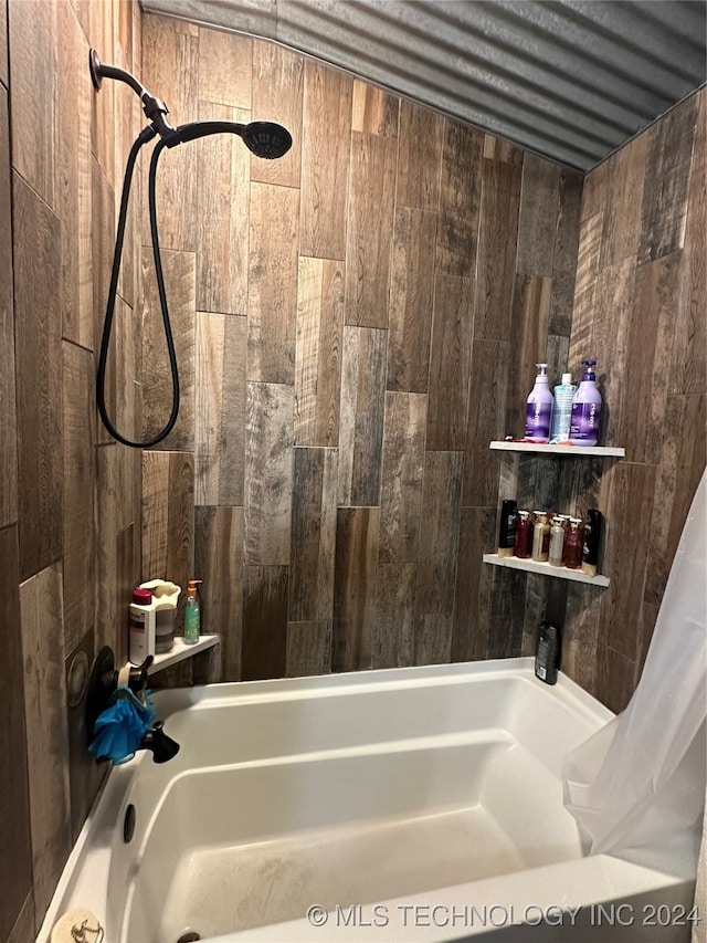 bathroom featuring shower / tub combo