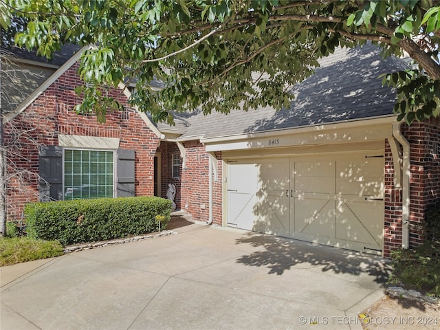 view of front of property featuring a garage