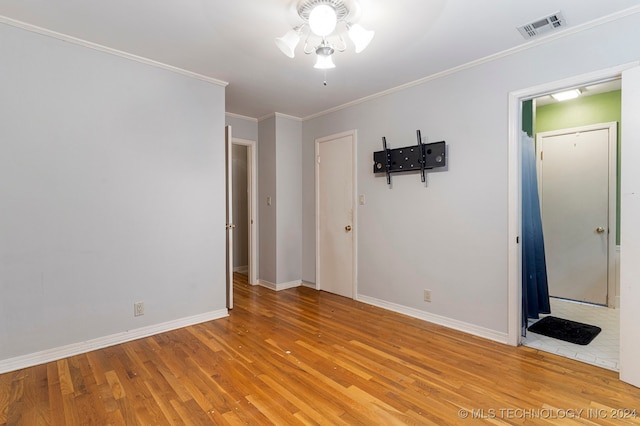 unfurnished room featuring ornamental molding, light hardwood / wood-style flooring, and ceiling fan