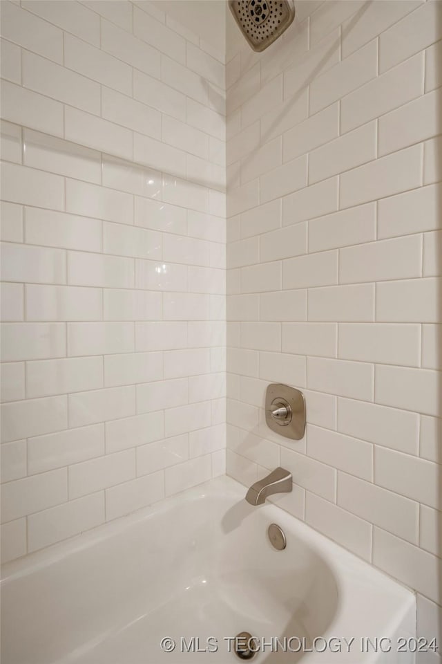 room details with tiled shower / bath combo