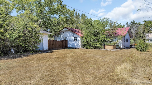 view of yard with a shed