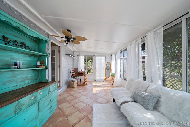 sunroom / solarium featuring vaulted ceiling and ceiling fan