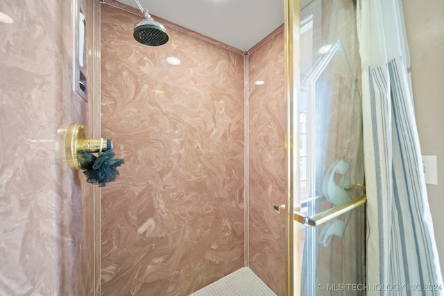 bathroom featuring a tile shower