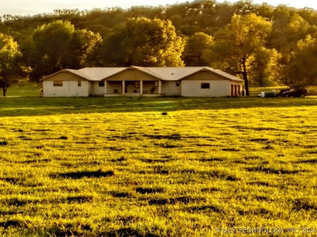 view of front of house featuring a front yard and a rural view