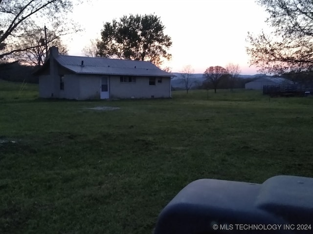 view of yard at dusk