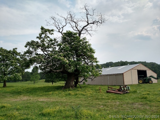 view of yard featuring an outdoor structure