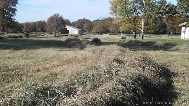 view of yard featuring a rural view