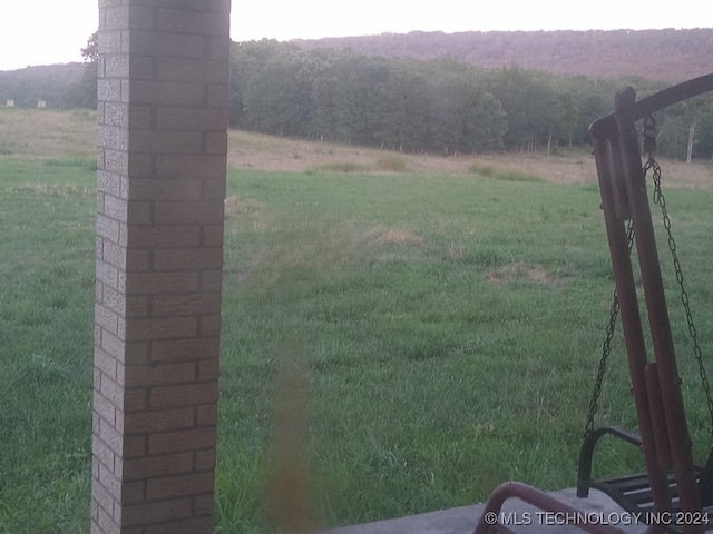 view of yard featuring a rural view