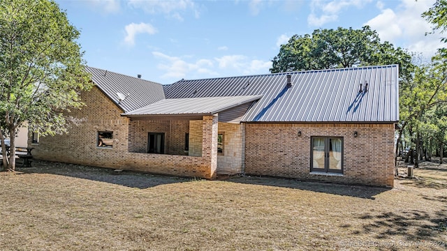 view of front of property with a front lawn