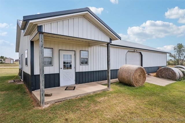 view of outdoor structure with a lawn and a garage