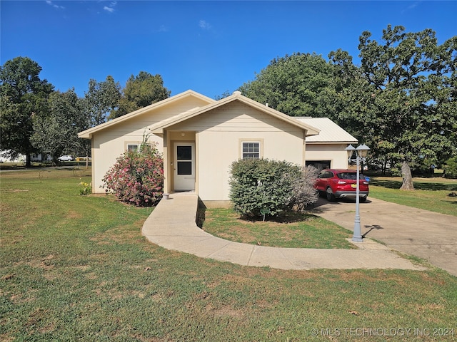 view of front facade featuring a garage and a front yard