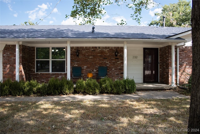 view of front of house featuring a front yard