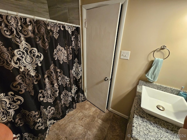 bathroom featuring a shower with curtain and vanity