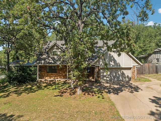 view of front of home featuring a garage and a front yard