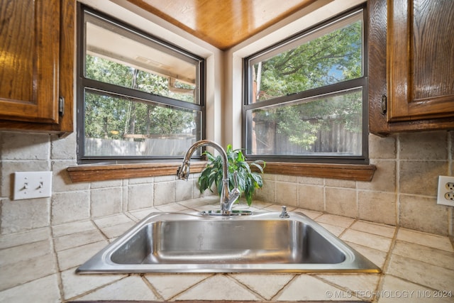 interior space featuring sink and decorative backsplash