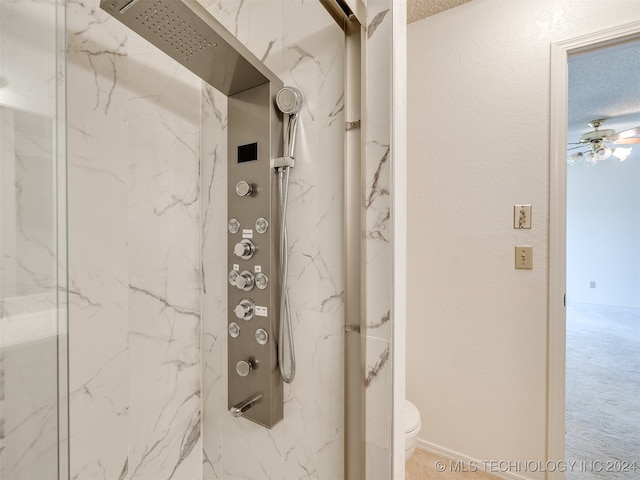 bathroom featuring toilet, an enclosed shower, a textured ceiling, and ceiling fan