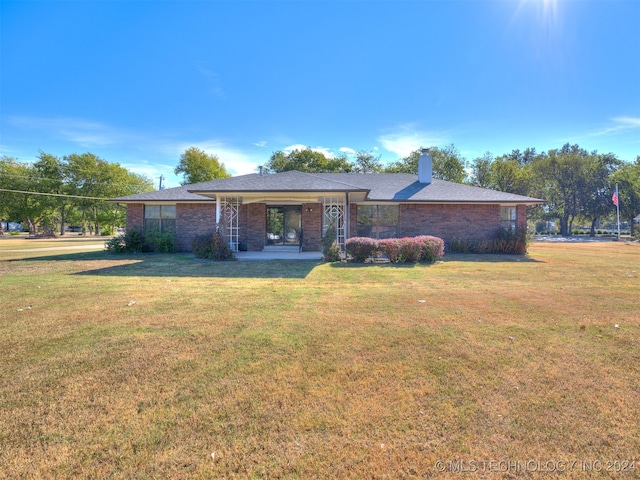 ranch-style house featuring a front yard