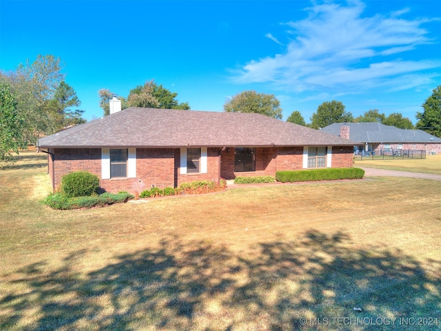 ranch-style home featuring a front yard