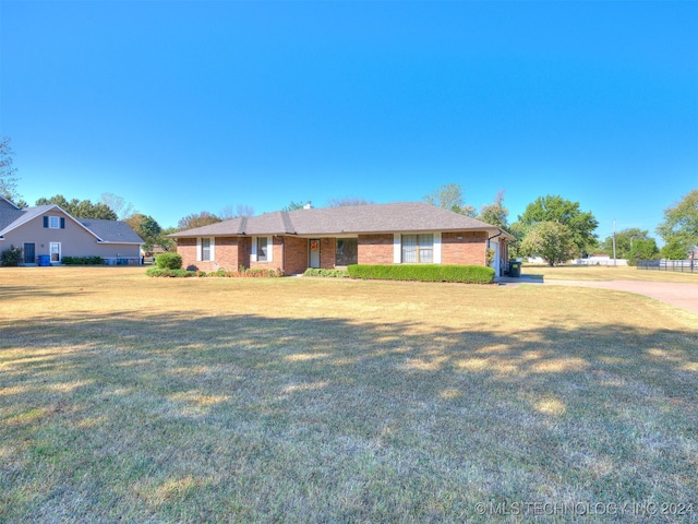 ranch-style home featuring a front yard