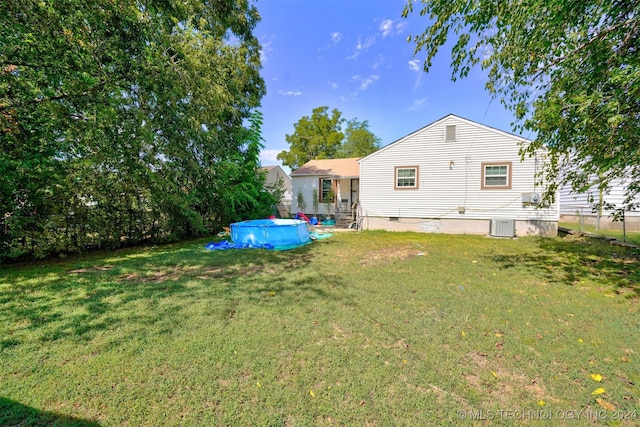 view of yard featuring a swimming pool