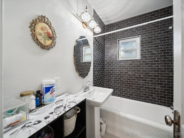 bathroom with tiled shower / bath