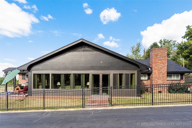 view of front of property with a front lawn