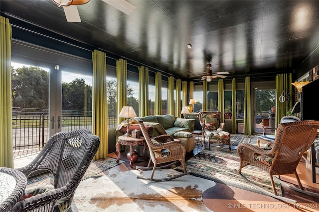 sunroom with ceiling fan