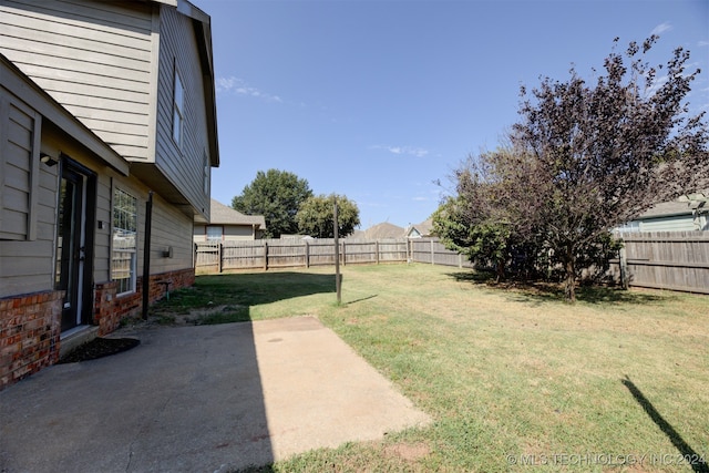 view of yard featuring a patio area