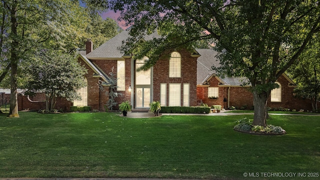 view of front facade with a lawn