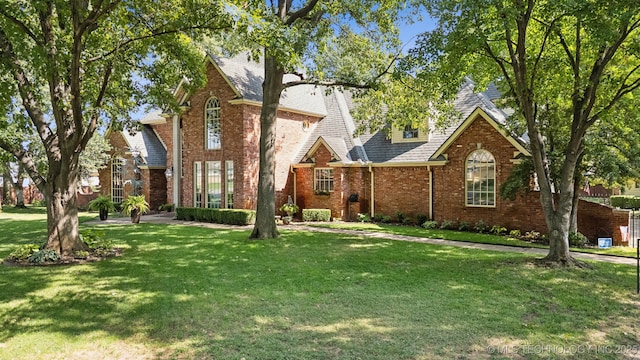 view of front of property featuring a front lawn