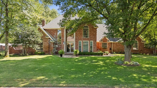 view of front of home featuring a front yard