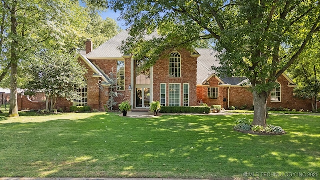 view of front of property featuring a front yard