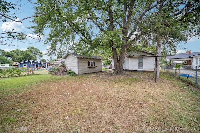 view of yard featuring an outbuilding