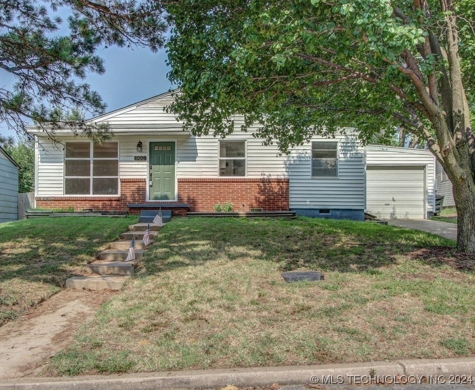 view of front facade featuring a front yard and a garage