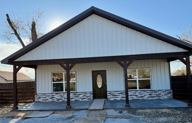 view of front of house featuring covered porch