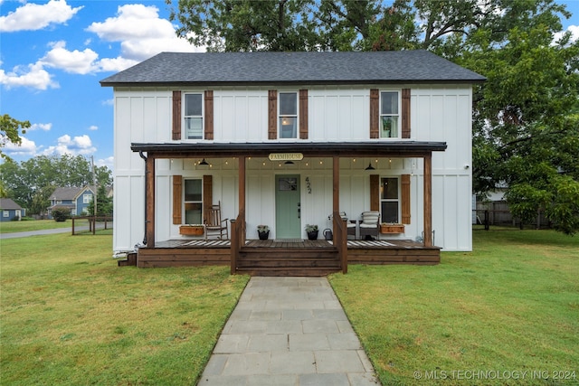 view of front of property featuring a front lawn and a porch