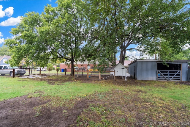 view of yard featuring a storage shed