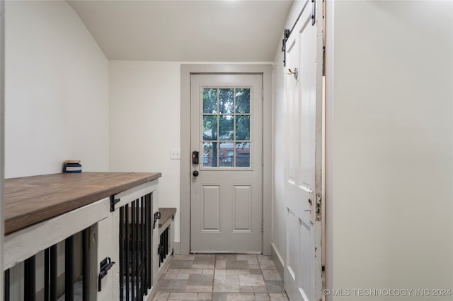 entryway featuring a barn door