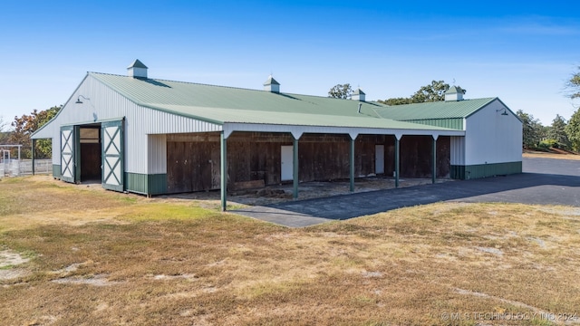 view of outdoor structure with a yard