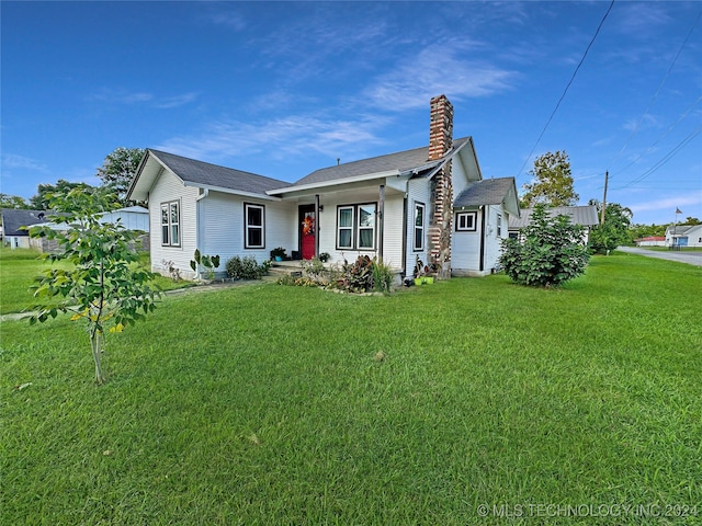 view of front facade featuring a front yard