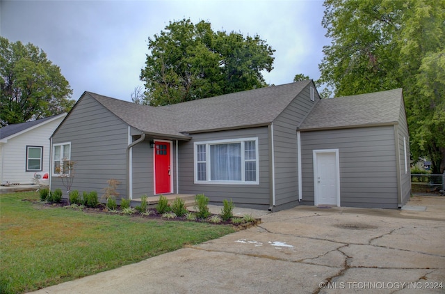 view of front of property with a front yard