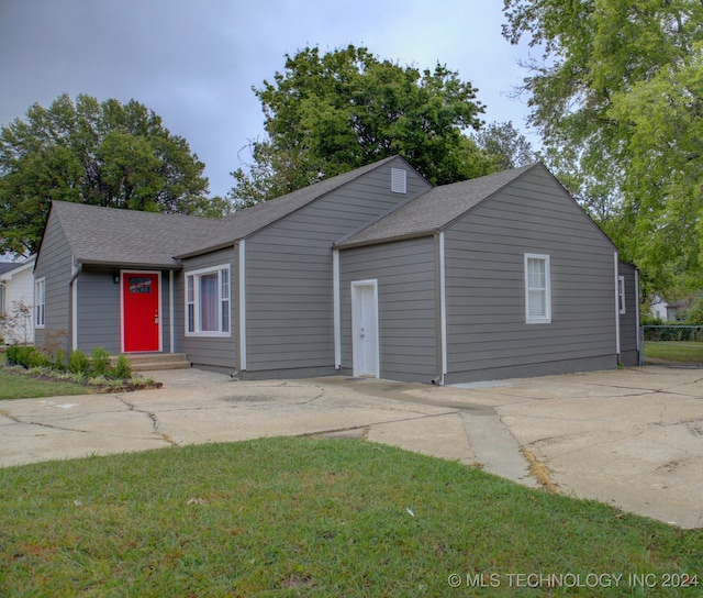 single story home with a front yard