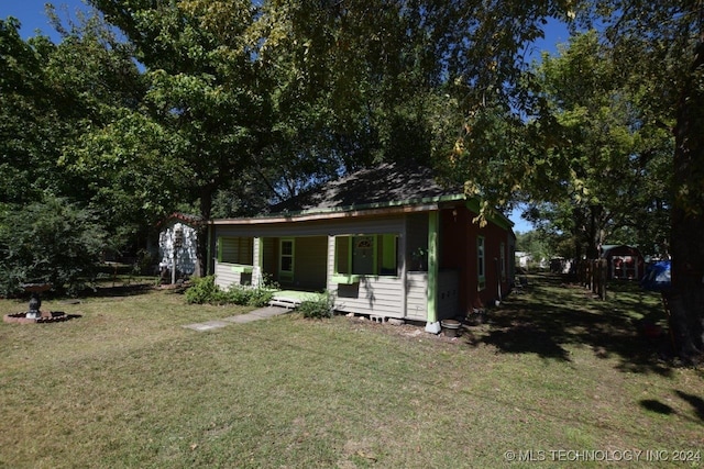 view of front facade with a front lawn