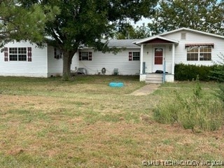 ranch-style house featuring a front yard