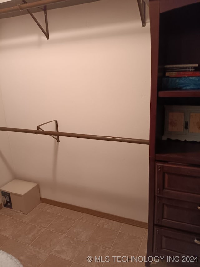 spacious closet featuring light tile patterned floors