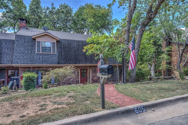 view of front of property featuring a front yard