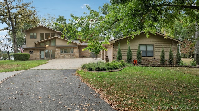 view of front of property featuring a front lawn