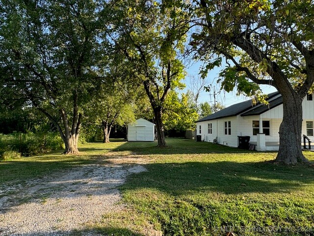 view of yard with a storage shed