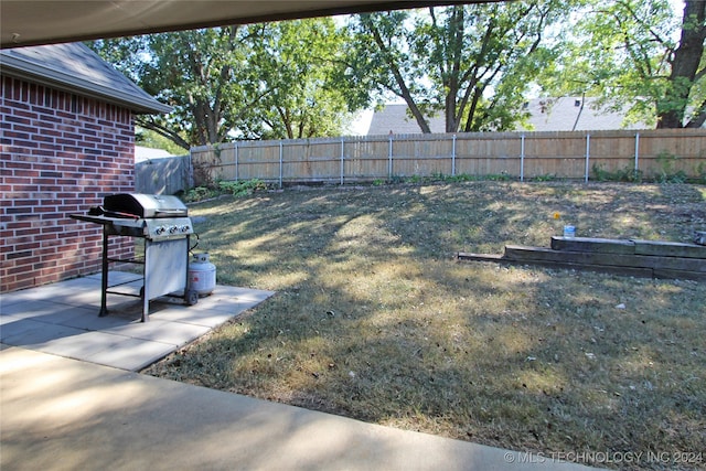 view of yard with a patio