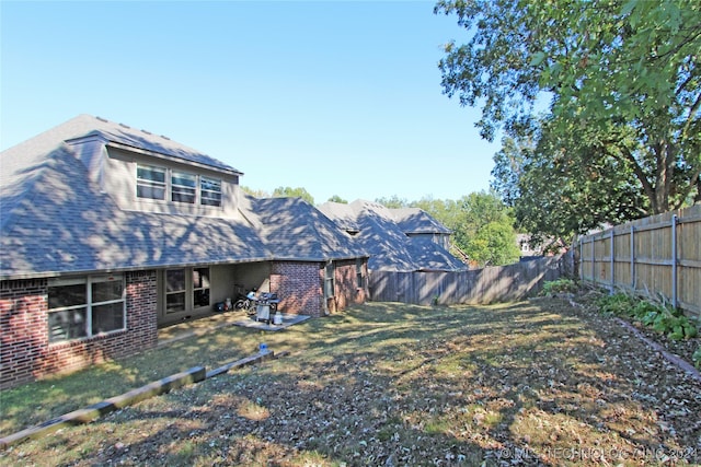 view of yard with a patio area